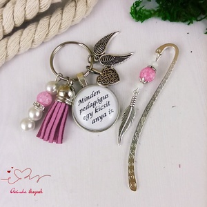Minden pedagógus egy kicsit anya is lilásrózsaszín kulcstartó és üveglencsés könyvjelző szett - táska & tok - kulcstartó & táskadísz - kulcstartó - Meska.hu
