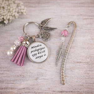 Minden pedagógus egy kicsit anya is lilásrózsaszín kulcstartó és üveglencsés könyvjelző szett - Meska.hu
