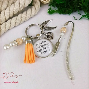 Minden pedagógus egy kicsit anya is narancs kulcstartó és üveglencsés könyvjelző szett - táska & tok - kulcstartó & táskadísz - kulcstartó - Meska.hu