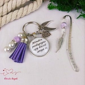 Minden pedagógus egy kicsit anya is lila kulcstartó és üveglencsés könyvjelző szett - táska & tok - kulcstartó & táskadísz - kulcstartó - Meska.hu