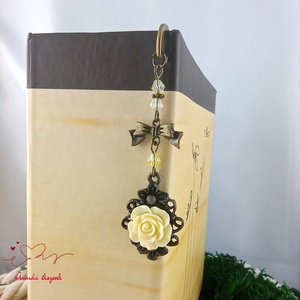 Krém rózsás könyvjelző - Anyák napi apró figyelmesség #41 - könyv & zene - könyvjelző - Meska.hu