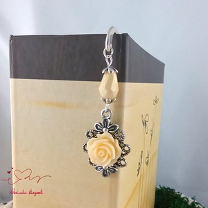 Krém rózsás könyvjelző - Anyák napi apró figyelmesség #35 - könyv & zene - könyvjelző - Meska.hu