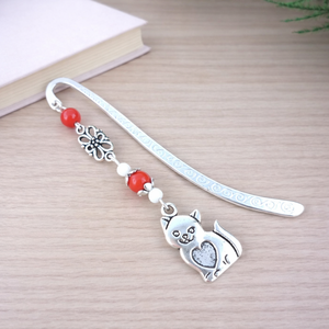 Cicás könyvjelző piros gyöngyökkel � kézzel készült ajándék állatbarátoknak, macskakedvelőknek névnapra, születésnapra, Könyv & Zene, Könyvjelző, Ékszerkészítés, Gyöngyfűzés, gyöngyhímzés, MESKA