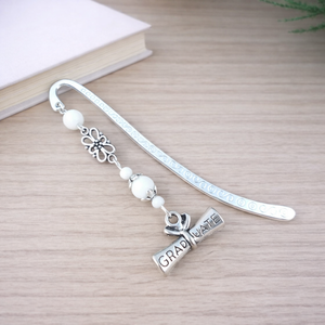 Diplomás könyvjelző fehér gyöngyökkel � ballagási és avatási ajándék diplomázóknak, Könyv & Zene, Könyvjelző, Ékszerkészítés, Gyöngyfűzés, gyöngyhímzés, MESKA