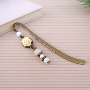 Krém rózsás könyvjelző - Anyák napi apró figyelmesség #38, Könyv & Zene, Könyvjelző, Ékszerkészítés, Gyöngyfűzés, gyöngyhímzés, MESKA