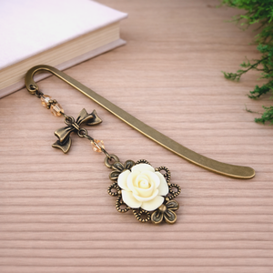 Krém rózsás könyvjelző - Anyák napi apró figyelmesség #48, Könyv & Zene, Könyvjelző, Ékszerkészítés, Gyöngyfűzés, gyöngyhímzés, MESKA