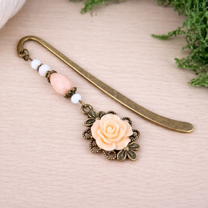 Bézs rózsás könyvjelző - Anyák napi apró figyelmesség #40, Könyv & Zene, Könyvjelző, Ékszerkészítés, Gyöngyfűzés, gyöngyhímzés, MESKA