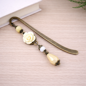 Krém rózsás könyvjelző - Anyák napi apró figyelmesség #36, Könyv & Zene, Könyvjelző, Ékszerkészítés, Gyöngyfűzés, gyöngyhímzés, MESKA