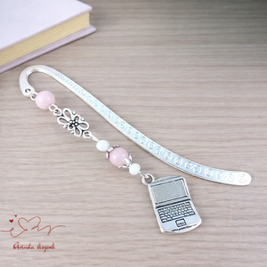 Rózsaszín laptop könyvjelző � kézzel készült ajándék tanárnak, pedagógusnak, Könyv & Zene, Könyvjelző, Ékszerkészítés, Gyöngyfűzés, gyöngyhímzés, MESKA