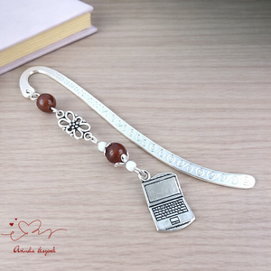 Barna laptop könyvjelző � kézzel készült ajándék tanárnak, pedagógusnak, Könyv & Zene, Könyvjelző, Ékszerkészítés, Gyöngyfűzés, gyöngyhímzés, MESKA