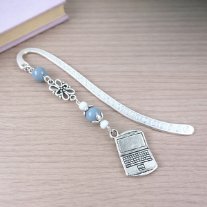 Szürke laptop könyvjelző � kézzel készült ajándék tanárnak, pedagógusnak, Könyv & Zene, Könyvjelző, Ékszerkészítés, Gyöngyfűzés, gyöngyhímzés, MESKA