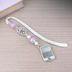 Sötétrózsaszín laptop könyvjelző � kézzel készült ajándék tanárnak, pedagógusnak, Könyv & Zene, Könyvjelző, Ékszerkészítés, Gyöngyfűzés, gyöngyhímzés, MESKA