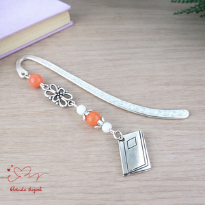 Narancssárga könyv charmos könyvjelző � pedagógusnapi és évzáró ajándék, Könyv & Zene, Könyvjelző, Ékszerkészítés, Gyöngyfűzés, gyöngyhímzés, MESKA