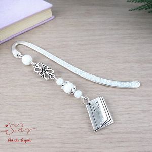 Fehér könyv charmos könyvjelző � pedagógusnapi és évzáró ajándék, Könyv & Zene, Könyvjelző, Ékszerkészítés, Gyöngyfűzés, gyöngyhímzés, MESKA