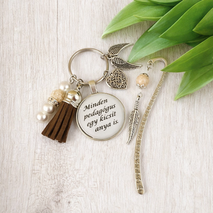 Minden pedagógus egy kicsit anya is barna kulcstartó és üveglencsés könyvjelző szett, Táska & Tok, Kulcstartó & Táskadísz, Kulcstartó, Ékszerkészítés, Gyöngyfűzés, gyöngyhímzés, MESKA