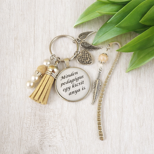 Minden pedagógus egy kicsit anya is bézs kulcstartó és üveglencsés könyvjelző szett, Táska & Tok, Kulcstartó & Táskadísz, Kulcstartó, Ékszerkészítés, Gyöngyfűzés, gyöngyhímzés, MESKA