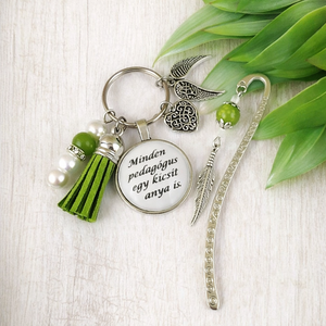 Minden pedagógus egy kicsit anya is olivazöld kulcstartó és üveglencsés könyvjelző szett, Táska & Tok, Kulcstartó & Táskadísz, Kulcstartó, Ékszerkészítés, Gyöngyfűzés, gyöngyhímzés, MESKA