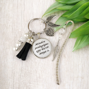 Minden pedagógus egy kicsit anya is fekete kulcstartó és üveglencsés könyvjelző szett, Táska & Tok, Kulcstartó & Táskadísz, Kulcstartó, Ékszerkészítés, Gyöngyfűzés, gyöngyhímzés, MESKA