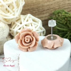14 mm beige rózsa bedugós fülbevaló � nemesacél alapú romantikus virág ékszer, ajándék nőknek - ékszer - fülbevaló - pötty fülbevaló - Meska.hu