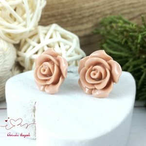 14 mm beige rózsa bedugós fülbevaló � nemesacél alapú romantikus virág ékszer, ajándék nőknek - ékszer - fülbevaló - pötty fülbevaló - Meska.hu