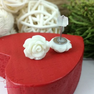 Fehér rózsás bedugós fülbevaló � 10 mm, nemesacél alapú elegáns virág ékszer - ékszer - fülbevaló - pötty fülbevaló - Meska.hu
