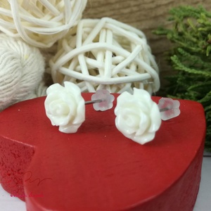 Fehér rózsás bedugós fülbevaló � 10 mm, nemesacél alapú elegáns virág ékszer - ékszer - fülbevaló - pötty fülbevaló - Meska.hu