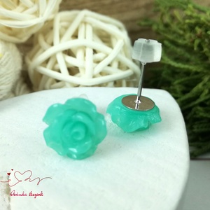 Türkizzöld rózsás bedugós fülbevaló � 10 mm, nemesacél alapú elegáns virág ékszer - ékszer - fülbevaló - pötty fülbevaló - Meska.hu