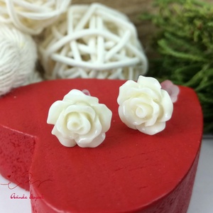 Krém rózsás bedugós fülbevaló � 10 mm, nemesacél alapú elegáns virág ékszer - ékszer - fülbevaló - pötty fülbevaló - Meska.hu