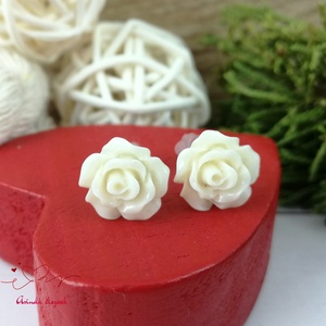 Krém rózsás bedugós fülbevaló � 10 mm, nemesacél alapú elegáns virág ékszer - Meska.hu