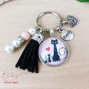 Cicacsaládos üveglencsés kulcstartó fekete bojttal � ajándék macskarajongóknak - táska & tok - kulcstartó & táskadísz - kulcstartó - Meska.hu