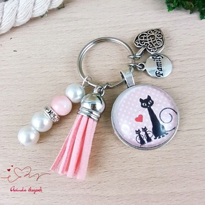 Cicacsaládos üveglencsés kulcstartó rózsaszín bojttal � ajándék macskarajongóknak - Meska.hu