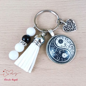 Yin-Yang mintás üveglencsés kulcstartó fehér bojttal � fekete-fehér harmónia ajándék - Meska.hu