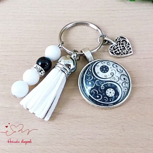 Yin-Yang mintás üveglencsés kulcstartó fehér bojttal � fekete-fehér harmónia ajándék - táska & tok - kulcstartó & táskadísz - kulcstartó - Meska.hu