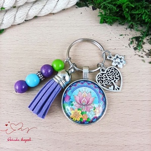 Lótusz virágos üveglencsés kulcstartó lila bojttal – spirituális ajándék nőknek, Táska & Tok, Kulcstartó & Táskadísz, Kulcstartó, Ékszerkészítés, Gyöngyfűzés, gyöngyhímzés, Színes, harmonikus és különleges kiegészítő, amely a belső béke és az újjászületés szimbólumát hord..., MESKA