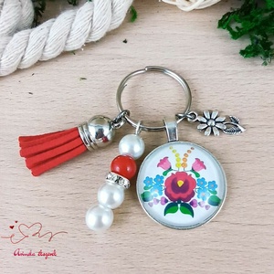 Magyaros népi virágmintás üveglencsés kulcstartó piros bojttal � különleges ajándék nőknek - Meska.hu