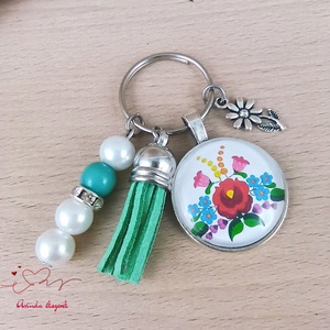 Magyaros népi virágmintás üveglencsés kulcstartó zöld bojttal � különleges ajándék nőknek, Táska & Tok, Kulcstartó & Táskadísz, Kulcstartó, Ékszerkészítés, Gyöngyfűzés, gyöngyhímzés, MESKA