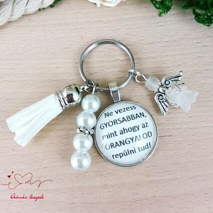 Ne vezess gyorsabban angyalos üveglencsés kulcstartó fehér bojttal � autós ajándék - Meska.hu