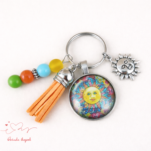 Színes nap motívumos üveglencsés kulcstartó narancs bojttal � bohém ajándék nőknek - Meska.hu