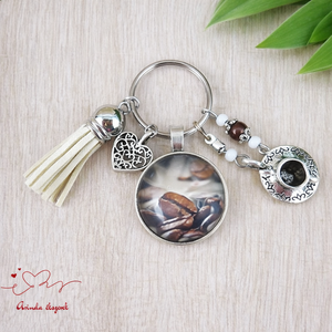 Kávés idézetes kulcstartó bézs bojttal � ajándék kávérajongóknak, nőnapi meglepetés, Táska & Tok, Kulcstartó & Táskadísz, Kulcstartó, Ékszerkészítés, Gyöngyfűzés, gyöngyhímzés, MESKA