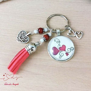 Szerelmes szíves üveglencsés kulcstartó piros bojttal � romantikus ajándék - Meska.hu