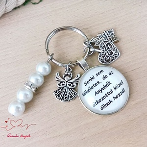 Senki sem tökéletes, de az Anyukák idézetes üveglencsés kulcstartó � ajándék anyának - táska & tok - kulcstartó & táskadísz - kulcstartó - Meska.hu