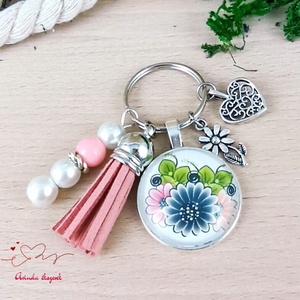 Színes virágok kulcstartó rózsaszín bojttal � ajándék óvónéninek, dadusnak tanévzáróra - Meska.hu