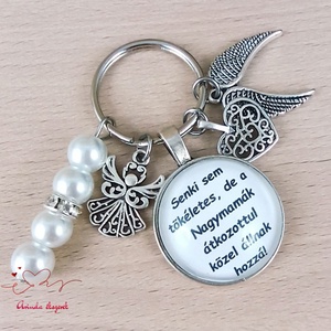 „Senki sem tökéletes, de a Nagymamák…” idézetes üveglencsés kulcstartó – ajándék papának, Táska & Tok, Kulcstartó & Táskadísz, Kulcstartó, Ékszerkészítés, Gyöngyfűzés, gyöngyhímzés, Szívhez szóló, megható ajándék minden nagymamának.

Ez az idézetes üveglencsés kulcstartó a „Senki ..., MESKA