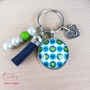 Szíves kulcstartó kék bojttal – ajándék barátnőnek, anyának, Táska & Tok, Kulcstartó & Táskadísz, Kulcstartó, Ékszerkészítés, Gyöngyfűzés, gyöngyhímzés, Ez a szívmintás, üveglencsés kulcstartó kedves, mégis stílusos ajándék azoknak, akiket szeretünk ??..., MESKA