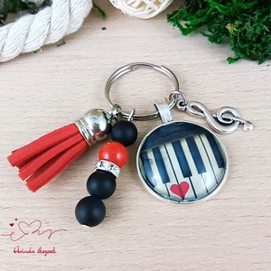 Zongorabillentyűs üveglencsés kulcstartó piros bojttal � ajándék zenetanárnak - táska & tok - kulcstartó & táskadísz - kulcstartó - Meska.hu