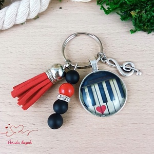 Zongorabillentyűs üveglencsés kulcstartó piros bojttal � ajándék zenetanárnak - Meska.hu