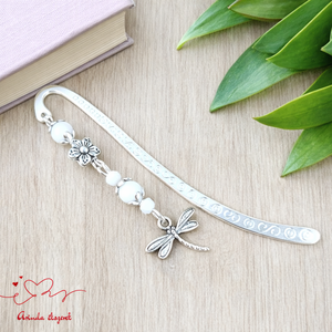 Szitakötő charm könyvjelző óvónéninek évzáróra � fehér gyöngyökkel, Könyv & Zene, Könyvjelző, Ékszerkészítés, Gyöngyfűzés, gyöngyhímzés, MESKA