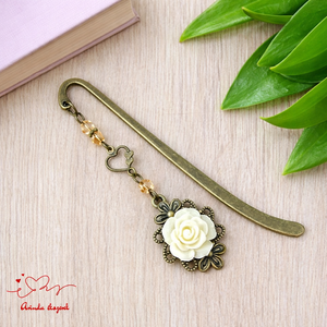 Krém rózsás könyvjelző - Anyák napi apró figyelmesség #49, Könyv & Zene, Könyvjelző, Ékszerkészítés, Gyöngyfűzés, gyöngyhímzés, MESKA