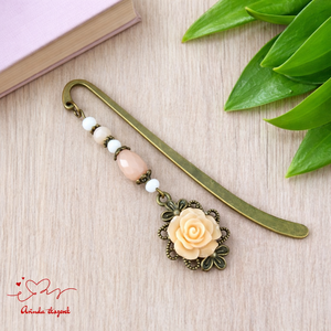 Bézs rózsás könyvjelző - Anyák napi apró figyelmesség #40, Könyv & Zene, Könyvjelző, Ékszerkészítés, Gyöngyfűzés, gyöngyhímzés, MESKA