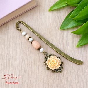 Bézs rózsás könyvjelző - Anyák napi apró figyelmesség #46, Könyv & Zene, Könyvjelző, Ékszerkészítés, Gyöngyfűzés, gyöngyhímzés, MESKA